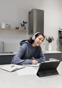 MUJER TELETRABAJANDO