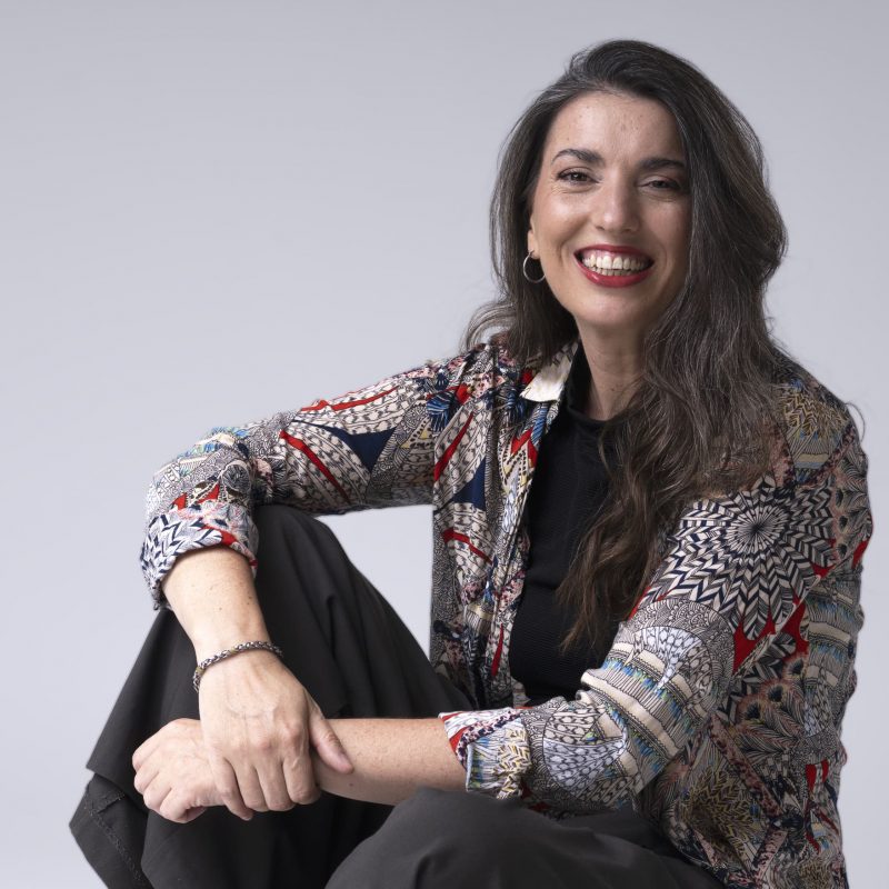 paz-aloisi-orientadora-sociolaboral-sentada